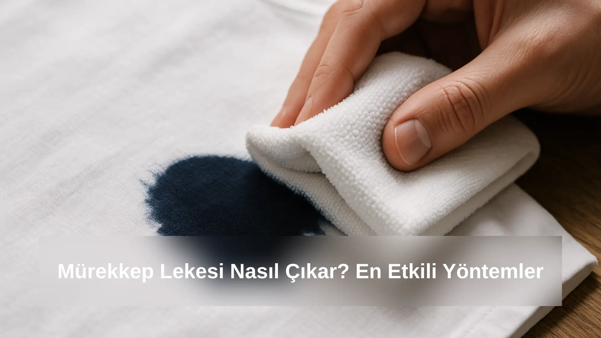 Mürekkep lekesi olan beyaz kumaşı pamuklu bezle nazikçe tamponlama anı
