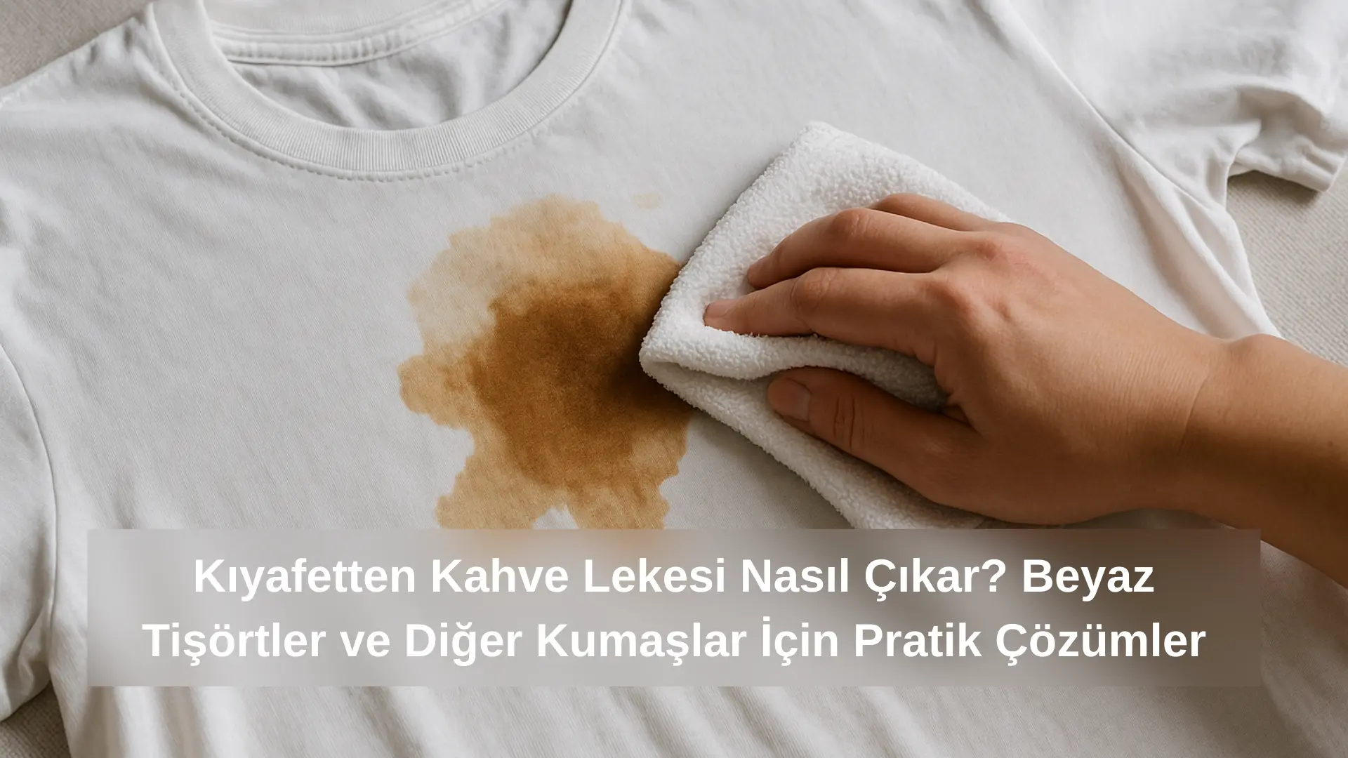 Beyaz tişört üzerine dökülen kahve lekesini beyaz havluyla nazikçe silen bir el