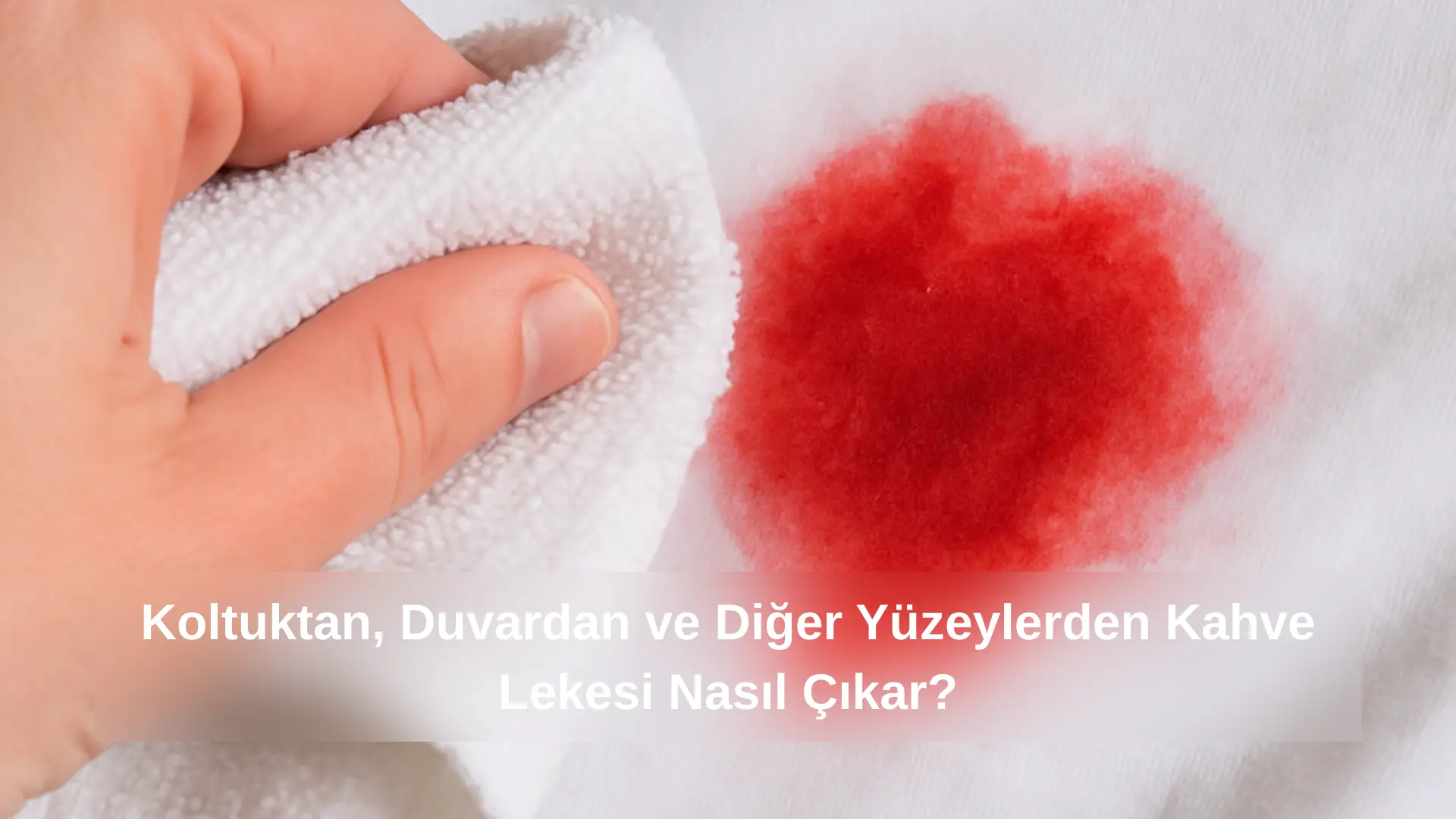 Beyaz tişört üzerindeki kırmızı çilek lekesini beyaz havluyla nazikçe silen bir el