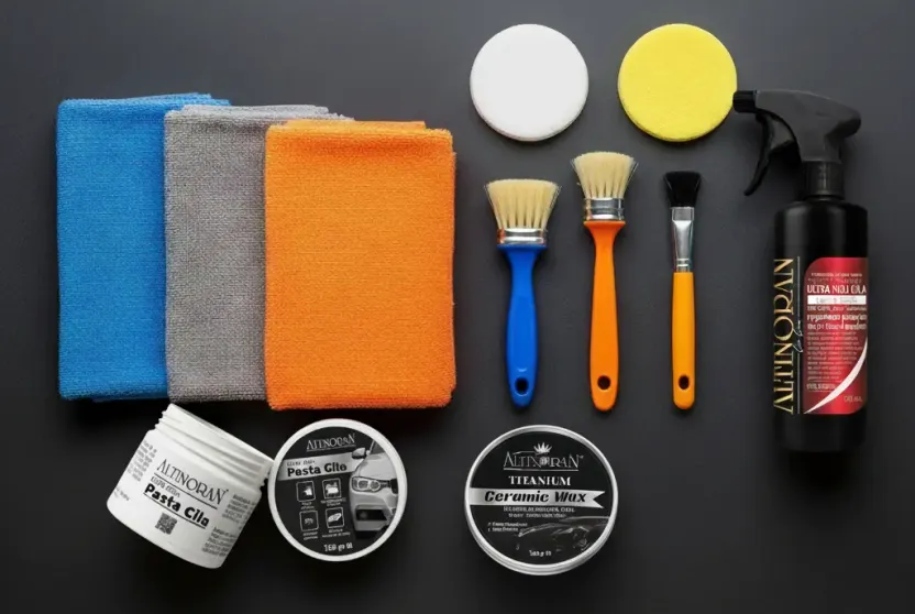 Oto bakım ürünleri, mikrofiber bezler ve uygulama pedleri bir arada