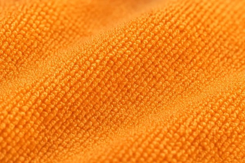 Mikrofiber bezin dokusunu yakından gösteren detaylı bir fotoğraf