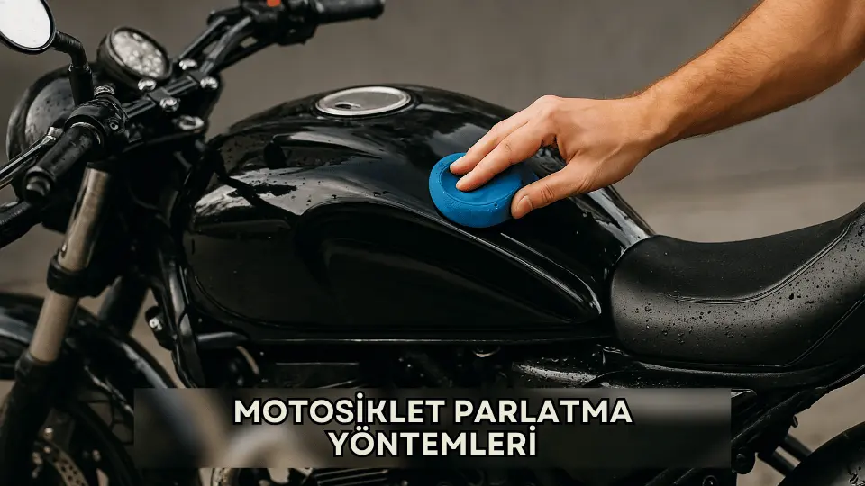 Poliş uygulaması sırasında parlak yüzey detaylarını öne çıkaran motosiklet yakın çekimi.