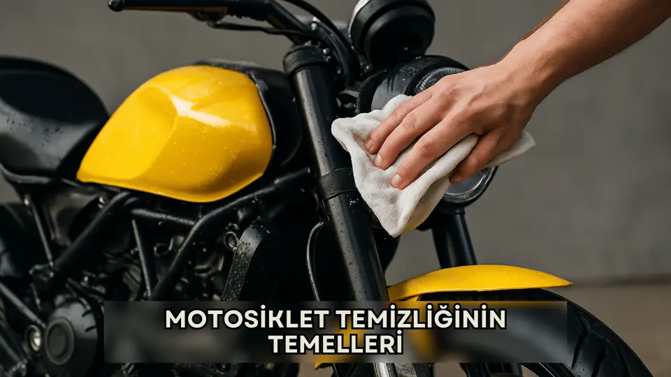 Motosiklet temizliği için mikro fiber bezle nazikçe yüzey temizliği yapılırken detaylı çekim.